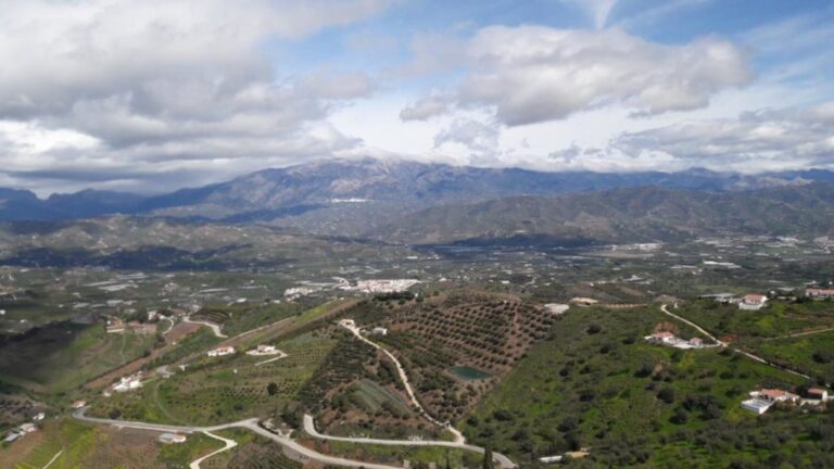 Mirador-Loma-Barcos-Iznate-Malaga-campina-familysol-1024x576[1]
