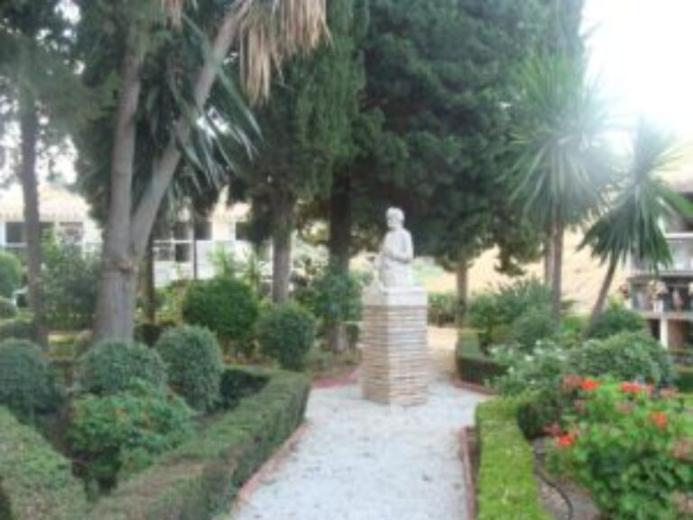 familysol-macharaviaya-malaga-busto-jose-galvez-300x225[1]